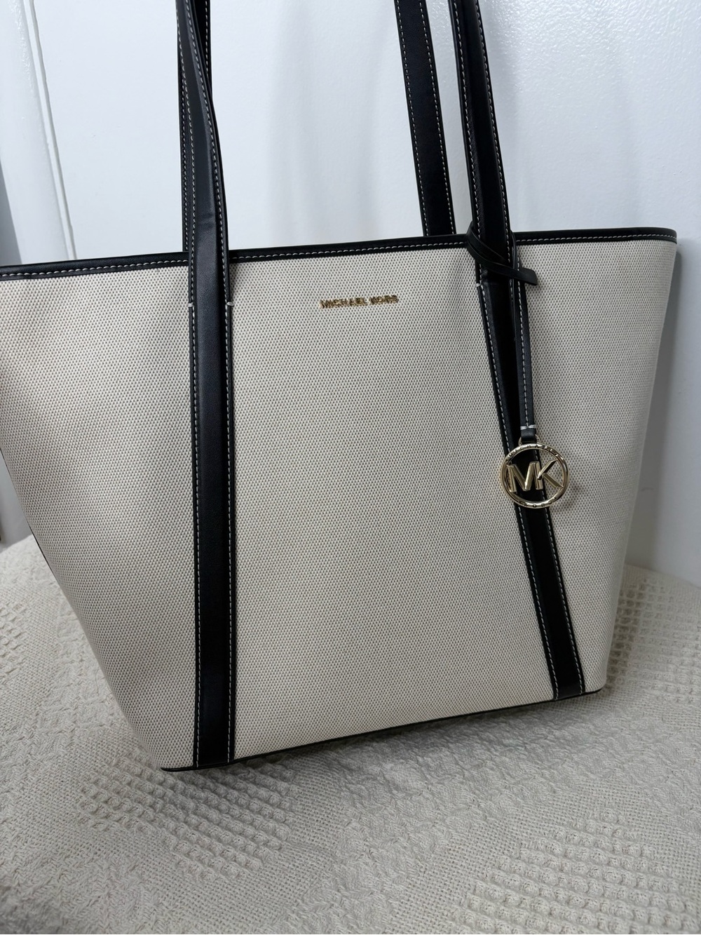 New Michael Kors Jet Set Travel Tote Black Natural - Picture 3 of 8
